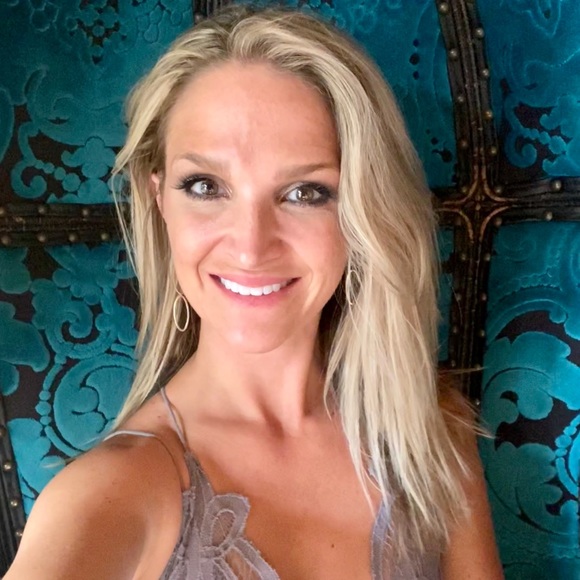 Meet your Posher, Hailey - Picture 1 of 1